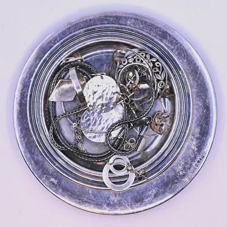 Diverse silver 830/1000. Vikt: 98 g