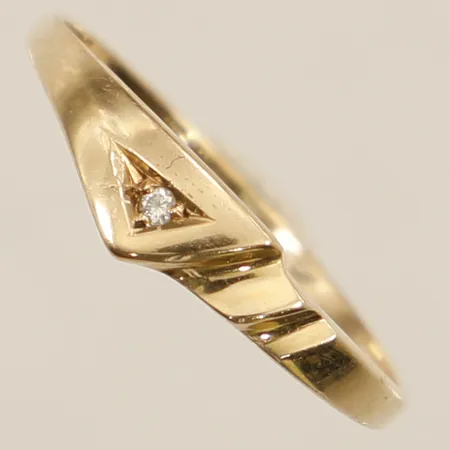 Ring med diamanter 1x0,01ct stl:17½ bredd 4,5mm GHA 18K  Vikt: 1,3 g