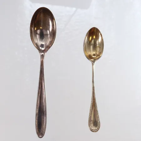 Två udda skedar Silver 830/1000.  Vikt: 19,1 g