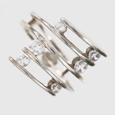 Ring med vita stenar stl:15¾, bredd 4-15mm, silver 925/1000 Vikt: 3,7 g
