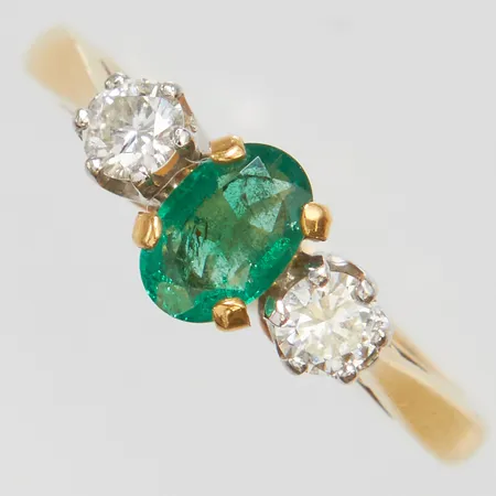 Ring med en smaragd ca.6x4mm samt diamanter 2 x ca.0,15ct, stl:16, bredd: 2-6mm, engelska stämplar, 18K Vikt: 3 g