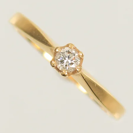 Ring med diamant 0,10ct enl gravyr, stl 17¼ bredd 2-4mm, 18K 2g Vikt: 2 g
