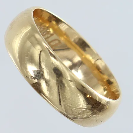 Ring slät stl:18¼ bredd 6mm ihålig gravyr 14K.  Vikt: 2,9 g