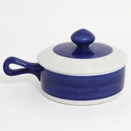 Karott med lock och handtag modell Koka Blå design Hertha Bengtsson för Rörstrand, vitt och blått med motiv av fiskar, Ø15,5cm