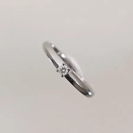 Ring vitguld med diamant 0,05ct  stl: 16¾ bredd: 1.4- 2.9mm 14k Vikt: 1,5 g