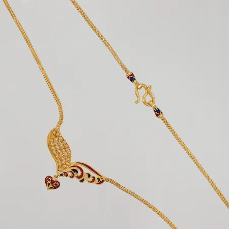 Collier med integrerat hänge med emaljdetaljer, 42cm, bredd 2-25mm, 23K Vikt: 15,2 g