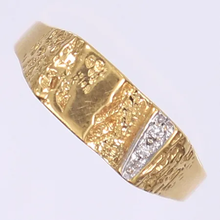 Klackring med dekor samt diamanter 2xca 0,005ct stl:18½ bredd 1-6mm, vitguldsdetalj, något ojämn skena, 18K Vikt: 3 g