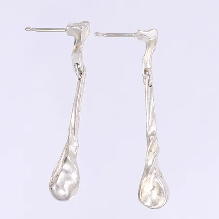 Ett par örhängen 42x7mm, saknar snurrebusar, silver 925/1000 Vikt: 5,4 g