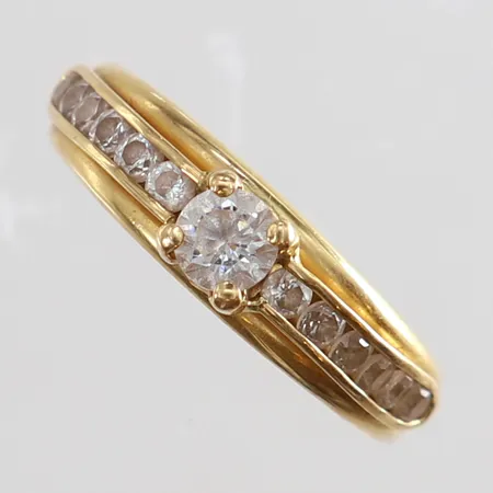 Ring med vita stenar stl:17 bredd 2,3-5mm GHA 18K. Vikt: 1,3 g