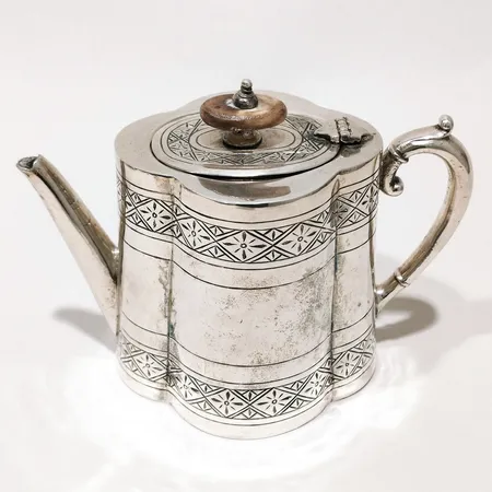 Mjölkkanna med lockknopp i ben/horn, höjd ca 11cm längd 15cm Lale Silverware & Co Ltd Istanbul Turkiet silver 925/1000 bruttovikt 369g Vikt: 369 g