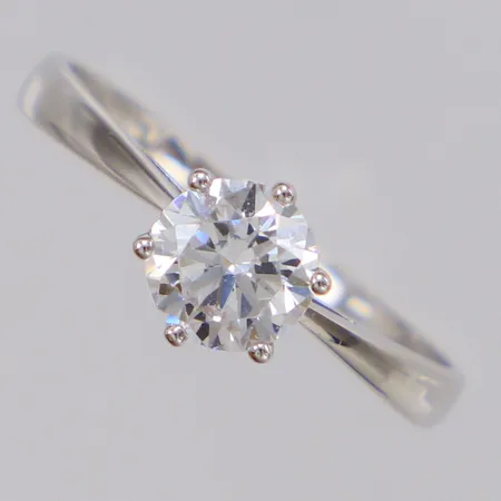 Ring med vit sten stl:17¼, bredd 6,9mm, nagg på sten, vitguld, 9K  Vikt: 1,3 g