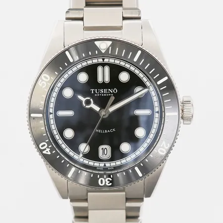 Herrur Tusenö Shellback, stål, automat, Ø40mm, serie-nr: 03001600276, datum, stållänk, viklås med quick-change, manual, fyra extra länkbitar, etui, box.