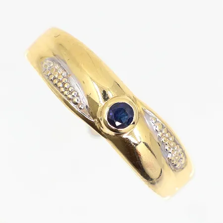 Ring med safir stl:17½, bredd 2,4-5,4mm, 18K, Vikt: 1,7 g