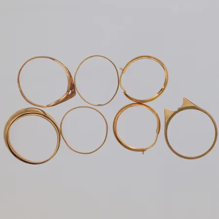 Diverse guld, skadat, defekt, 18K  Vikt: 8,4 g