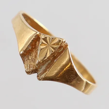 Ring med dekor stl:17½ bredd 2,5-9mm något skev 18K. Vikt: 2,5 g
