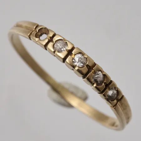 Ring stl:16¼, bredd 1,3-2,2mm, 4st vita stenar en saknas, 18K, 1,12g.