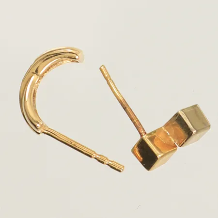 2 udda örhängen med vita stenar, skevt stift, saknar lås, 18K 0,8g Vikt: 0,8 g