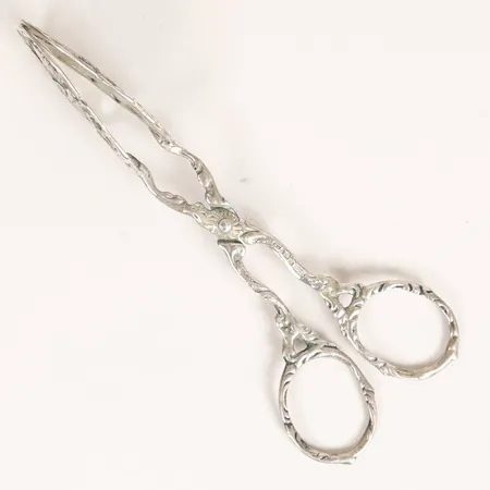 Kaktång med genombruten blomsterdekor, längd 12,5cm, bredd 3cm, Gewe Silvervarufabriken AB, Malmö 1947, silver 830/1000 Vikt: 23,4 g