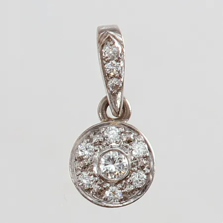 Hänge med diamanter 1 x 0,05ct 8 x 0,015ct 1 x 0,01ct totalt 0,18ctv 16x7,5mm ink ögla ostämplat vitguld 18K. Vikt: 1,1 g