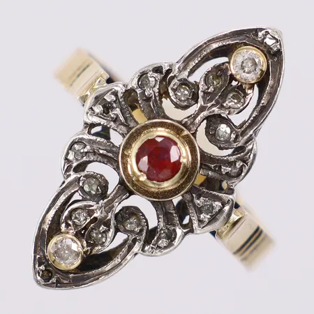 Ring med diamanter ca 2x0,03ct ca 16x0,001ct defekta och en behandlad rubin stl: ca 18¼ bredd: ca 3-23mm 18K/Silver Vikt: 4,3 g