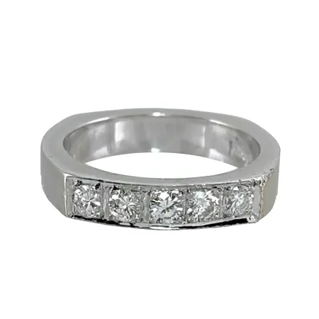 Diamantring i 14K vitguld, Diamanter 5 x 0,07ct, stl:15¾ mm, kantig skena, skenans bredd 3,7 mm Vikt: 5,8 g