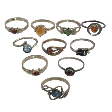 Ringar silver 10 stycken flerfärgade stenar/dekor, stl:17-19,0 mm, varierande bredd Vikt: 16,9 g