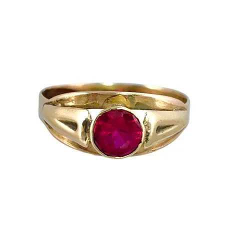 Ring i 14K guld med Rubin Ø 6 mm, stl:18¼ mm, bredd 3-8 mm, slitage Vikt: 1,8 g