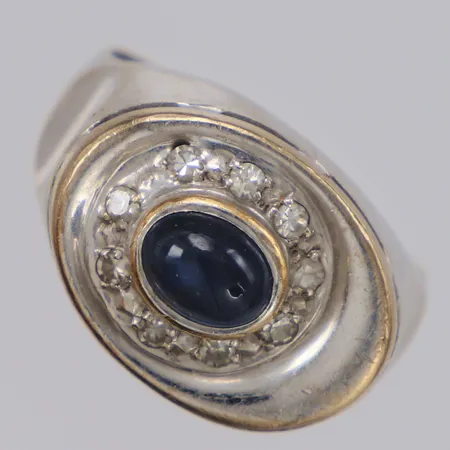 Ring med cabochonslipad stjärnsafir och diamanter 9 x ca0,02ct, 8/8 slipade, vitguld, stl:18¼, bredd 13,5mm, 18K Vikt: 9,9 g