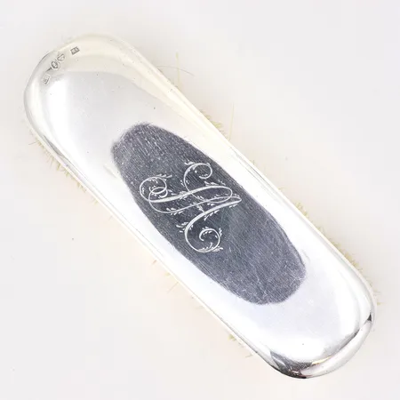 Borste med silverlock avtagbart, Ø12,5x4cm, Svenska stämplar, gravyr, vikt på locket 27,9g, 830/1000 Silver Bruttovikt: 63,9g