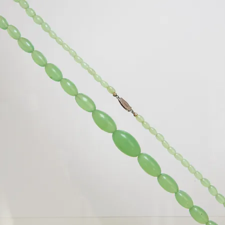 Collier med färgat glas, längd 67cm, bredd 5-16mm, silver lås, 830/1000, bruttovikt 76,6g Vikt: 76,6 g