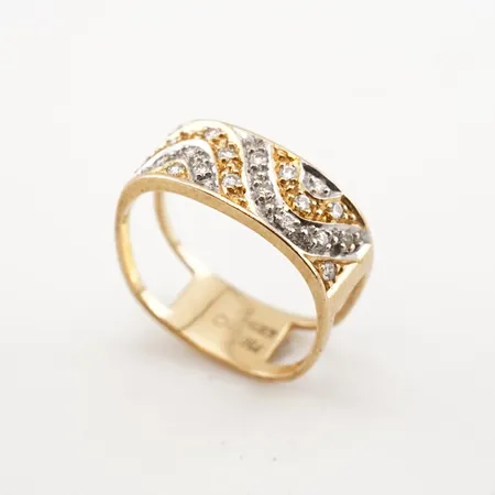 Ring m vita stenar, stl 16½(52), bredd 7mm, 18k Vikt: 3,4 g