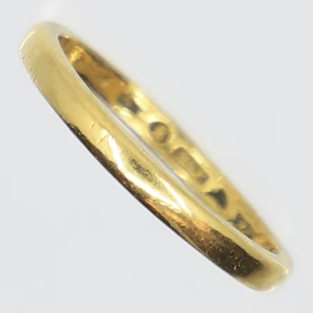 Ring slät stl:18 bredd 2mm, bucklig, gravyr, 23K Vikt: 3,9 g