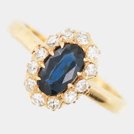 Karmoséring med safir samt åttkantsslipade diamanter 12 x 0,02ct, totalt 0,26ct enligt gravyr, stl:16¾, gravyr, 20K guld Vikt: 3,3 g