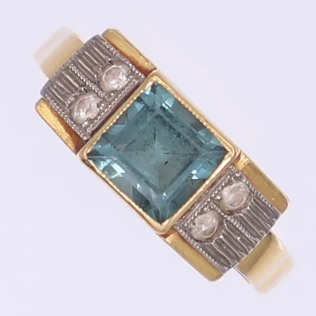 Ring med grön samt vita stenar stl:17¼ bredd 2-7mm,svenska stämplar, vitguldsdetaljer, något repig skena, gravyr, 18K bruttovikt: 3,8g Vikt: 3,8 g