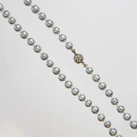 Pärlcollier med imitationspärlor längd 57cm, bredd ca 8,5mm, silver lås med vita stenar, 925/1000, bruttovikt 55,7g Vikt: 55,7 g