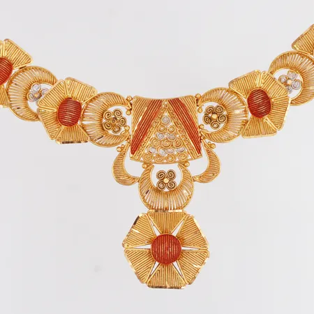Collier färgade detaljer längd ca 39cm, halvstel, 22K Vikt: 51,8 g