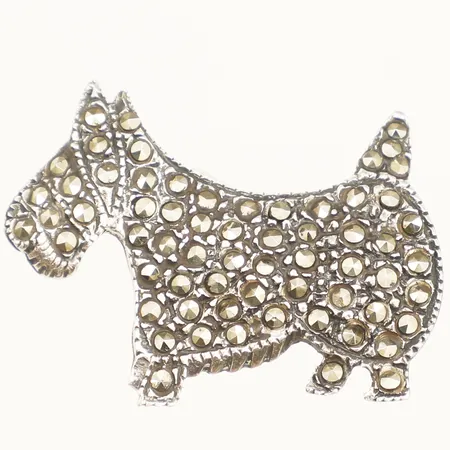 Brosch terrier med markasiter längd 19,4mm bredd 26mm silver 925/1000 Vikt: 3 g