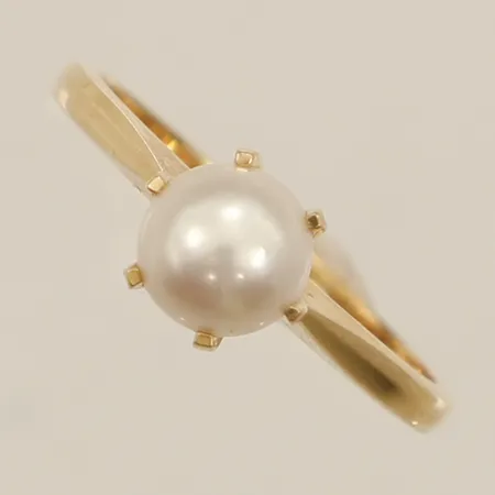 Ring med odlad pärla stl:17½ bredd 6,9mm 18K   Vikt: 2,9 g