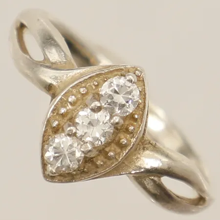Ring med vita stenar stl:16¾ bredd 10,5mm silver 925/1000 Vikt: 1,8 g