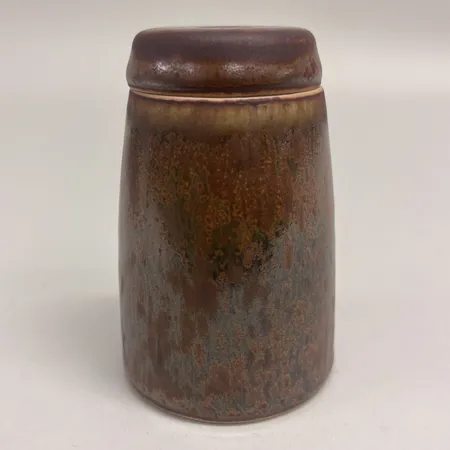 Burk med lock, Carl-Harry Stålhane, modell/ märkt 2494x, höjd ca 8cm, Ø ca 5,5cm, tillverkningsår ca1950-1960-tal, brun, stengods