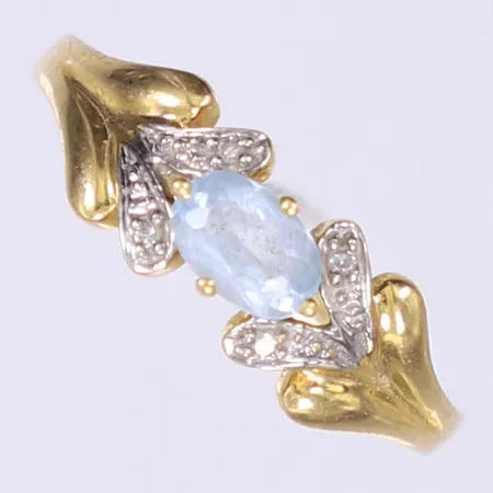 Ring med blå sten samt diamanter 4xca 0,01ct stl:18 bredd 2-7mm, tillv. Guldfynd 18K  Vikt: 3 g