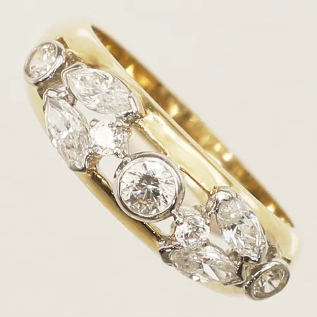Ring med vita stenar stl:17¾ bredd 6,8mm gravyr 14K  Vikt: 4 g
