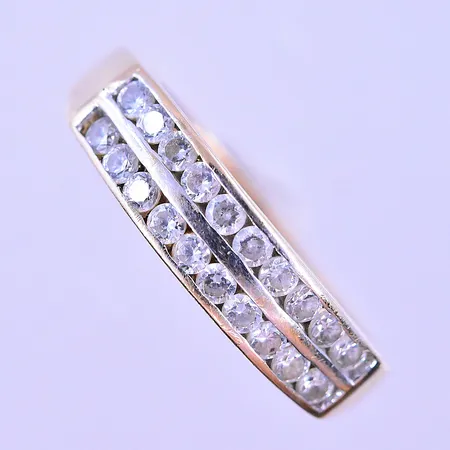 Ring med vita stenar stl:18½ bredd 2-5 mm 18K. Vikt: 2,7 g