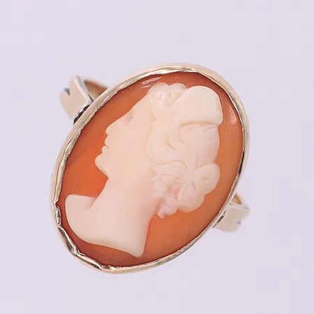 Ring med Camé stl:16¼, bredd 7,4-23,4mm, bucklig bezelfattning, något skev, 14K. Vikt: 3 g