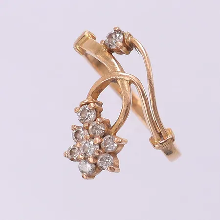 Ring med 8/8-kantslipade diamanter 0,45ctv enligt gravyr, stl:17½, bredd 1,9-15,8mm. 18K Vikt: 3,5 g