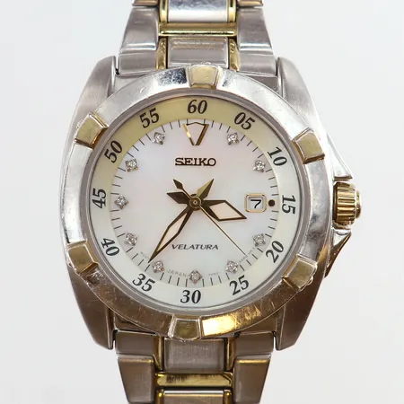 Damur Seiko Velatura stål quartz datum Ø30mm pärlemorurtavla med diamantindex guldfärgade detaljer ref-nr: 7N82-OEH0 serie-nr: 890707 stållänk repor/slitage inga tillbehör. 