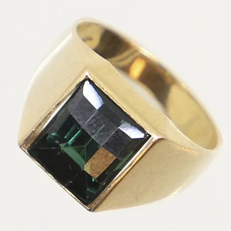 Klackring med grön sten stl:16¾ bredd 3-11mm 18K Bruttovikt: 6,5g Vikt: 6,5 g