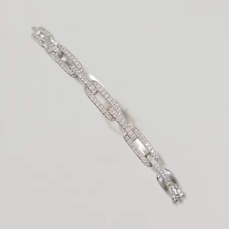 Armring med diamanter ca 104 st x ca 0,005ct, Ø ca 52mm, bredd 4,2mm, OBS! defekt lås, ej öppningsbar, vitguld, 18K Vikt: 14,3 g