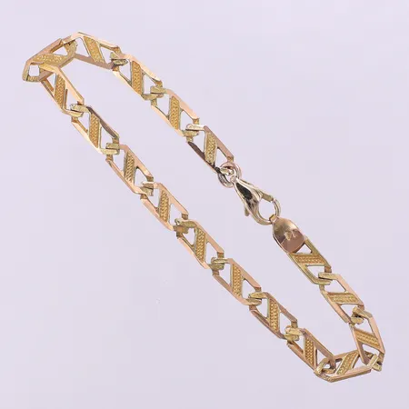 Armband längd 17,5 cm, bredd 4,9mm, synlig lagning, skadat lås, 14K.  Vikt: 6,5 g