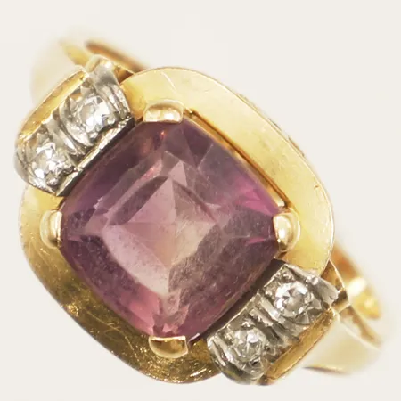 Ring med ametist samt diamanter 4xca0,02ct stl:16¾ bredd 11,5mm Guldvaruhuset Aktiebolag år1958 18K  Vikt: 4,5 g